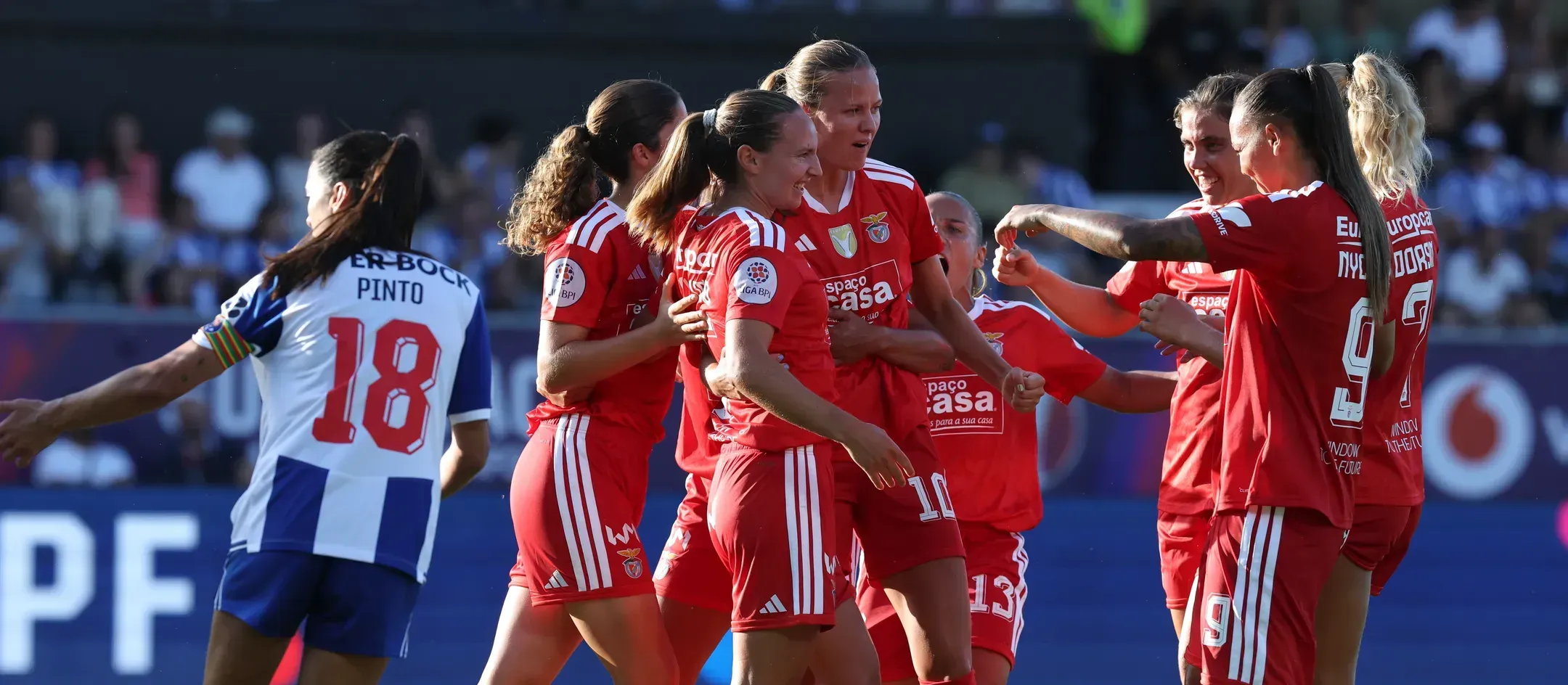 Benfica goleia FC Porto e conquista Supertaça